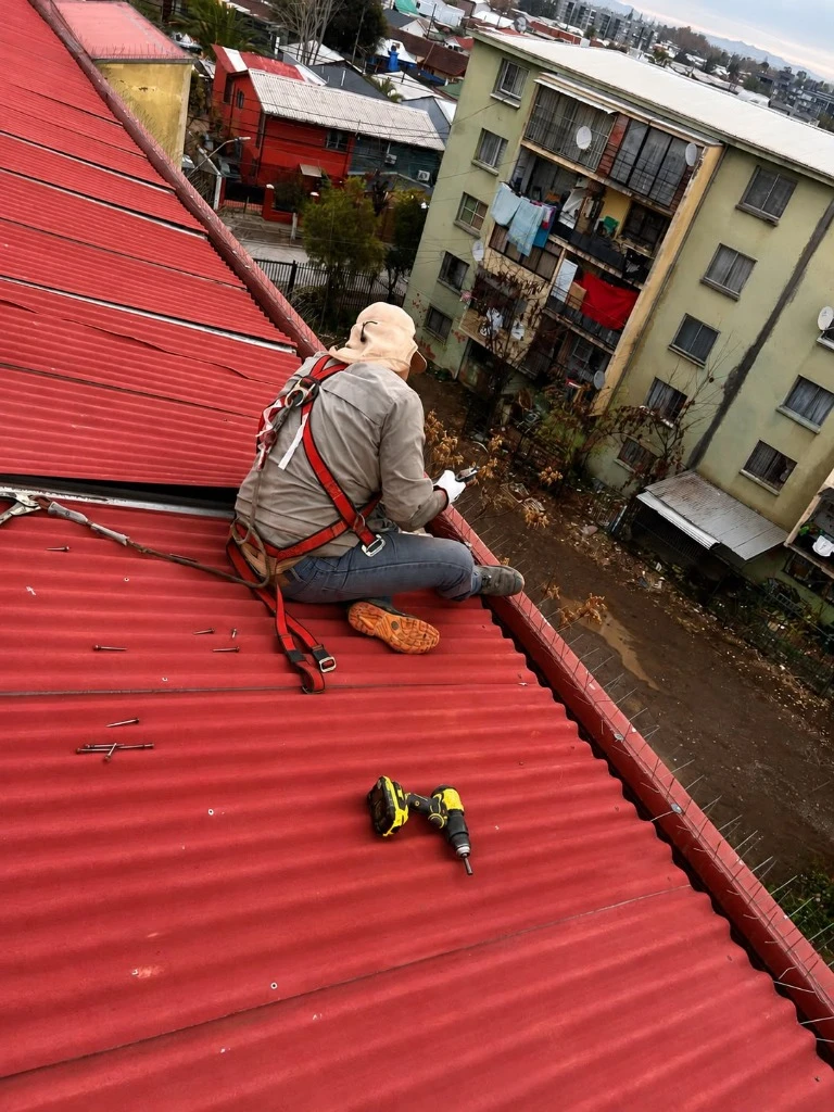 Detección y reparación de filtraciones y goteras urgentes en Santiago
